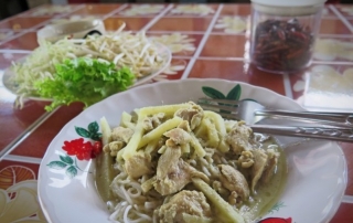 Kanom-Jeen-with-Green-Curry-OiVietNam